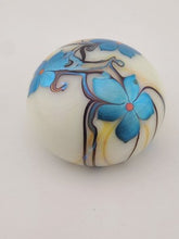 VINTAGE ORIENT & FLUME STUDIO ART GLASS PAPERWEIGHT PEARL + 3 BLUE FLOWERS 1975