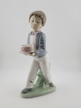Nao LLADRO: Lladro Boy Holding Cake Porcelain Figurine 1990 Birthday Boy