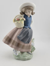 RETIRED LLADRO #5221 "SWEET SCENT" LADY, GIRL, DETAILED FLOWER BASKET FIGURINE !