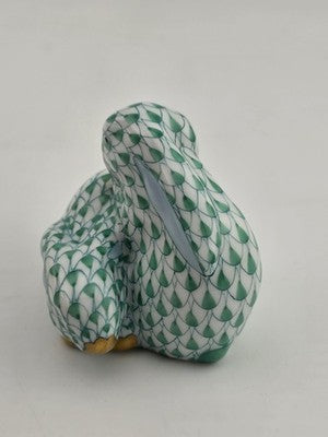 RARE VINTAGE HUNGARY HEREND PAIR SNUGGLING BUNNY RABBITS GREEN FISHNET FIGURINE