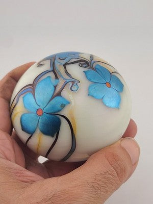 VINTAGE ORIENT & FLUME STUDIO ART GLASS PAPERWEIGHT PEARL + 3 BLUE FLOWERS 1975