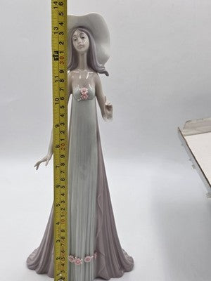 Vtg 1983 Lladro The Debutante #1431 Lady in Hat Figurine Retired W Original  Box