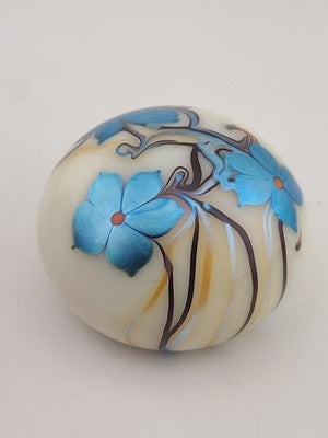 VINTAGE ORIENT & FLUME STUDIO ART GLASS PAPERWEIGHT PEARL + 3 BLUE FLOWERS 1975