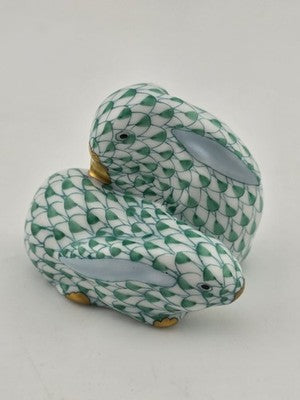 RARE VINTAGE HUNGARY HEREND PAIR SNUGGLING BUNNY RABBITS GREEN FISHNET FIGURINE