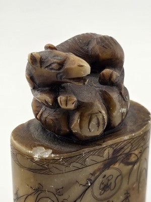 ANTIQUE CHINESE FOO DOG & SEAL SOAP STONE CARVED PILLAR STATUE ART DECOR DESIGN