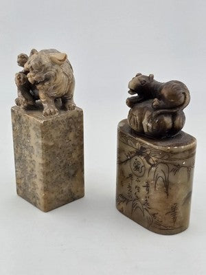 ANTIQUE CHINESE FOO DOG & SEAL SOAP STONE CARVED PILLAR STATUE ART DECOR DESIGN