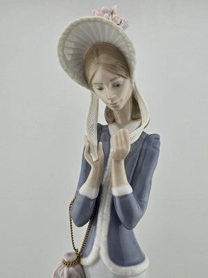 Rare Retired LLADRO 1537 Stepping Out Lady W Dog. Mint Condition. No Chips.