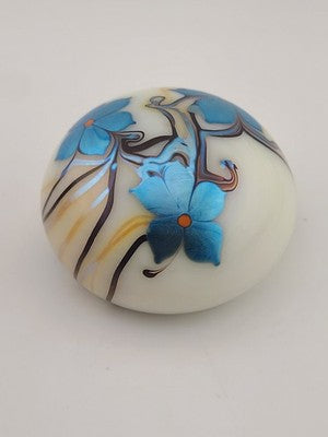 VINTAGE ORIENT & FLUME STUDIO ART GLASS PAPERWEIGHT PEARL + 3 BLUE FLOWERS 1975