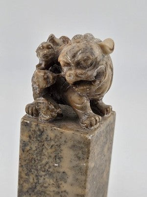 ANTIQUE CHINESE FOO DOG & SEAL SOAP STONE CARVED PILLAR STATUE ART DECOR DESIGN