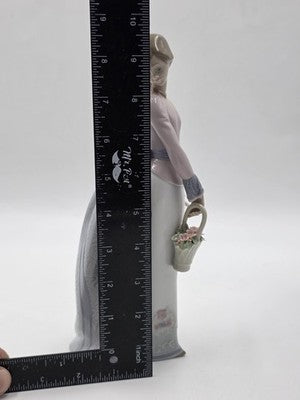 Lladró #7622 “Basket of Love” Girl with Flowers Porcelain Figurine Spain W Box.