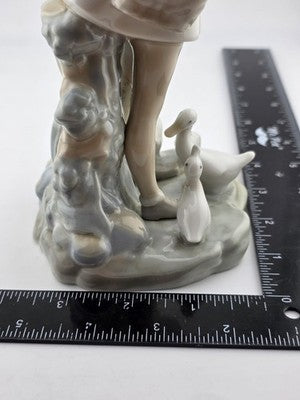 Lladro Figurine GIRL WITH UMBRELLA BASKET FEEDING DUCKS  #4510 Retired