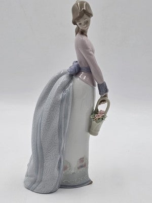 Lladró #7622 “Basket of Love” Girl with Flowers Porcelain Figurine Spain W Box.