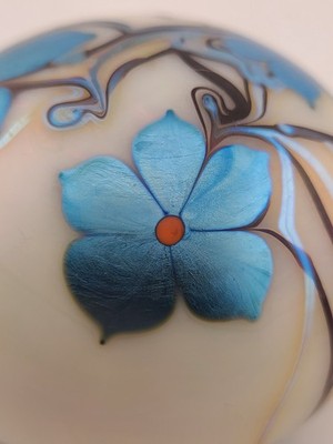 VINTAGE ORIENT & FLUME STUDIO ART GLASS PAPERWEIGHT PEARL + 3 BLUE FLOWERS 1975