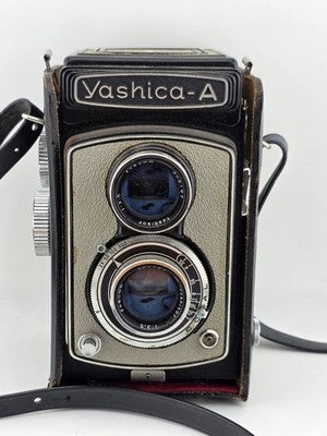 Vintahe Yashica A TLR  Medium Film Camera W case/lens cap. Mint Cond. Looks New.