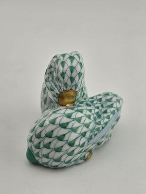RARE VINTAGE HUNGARY HEREND PAIR SNUGGLING BUNNY RABBITS GREEN FISHNET FIGURINE