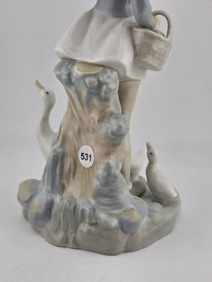 Lladro Figurine GIRL WITH UMBRELLA BASKET FEEDING DUCKS  #4510 Retired