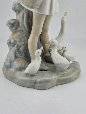 Lladro Figurine GIRL WITH UMBRELLA BASKET FEEDING DUCKS  #4510 Retired