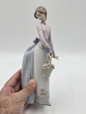 Lladró #7622 “Basket of Love” Girl with Flowers Porcelain Figurine Spain W Box.