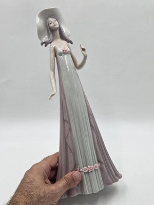 Vtg 1983 Lladro The Debutante #1431 Lady in Hat Figurine Retired W Original  Box