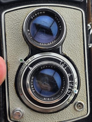 Vintahe Yashica A TLR  Medium Film Camera W case/lens cap. Mint Cond. Looks New.