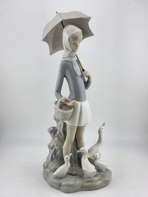 Lladro Figurine GIRL WITH UMBRELLA BASKET FEEDING DUCKS  #4510 Retired