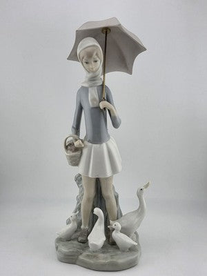 Lladro Figurine GIRL WITH UMBRELLA BASKET FEEDING DUCKS  #4510 Retired