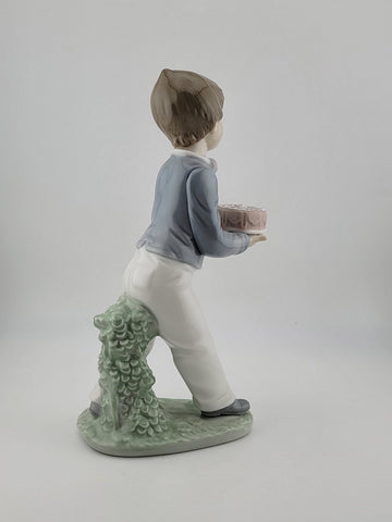 Nao LLADRO: Lladro Boy Holding Cake Porcelain Figurine 1990 Birthday Boy