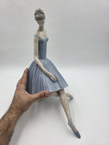 Rare Lladro ballerina  #4559 Retired “ Waiting Backstage” W Original Box.