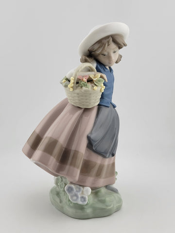 RETIRED LLADRO #5221 "SWEET SCENT" LADY, GIRL, DETAILED FLOWER BASKET FIGURINE !