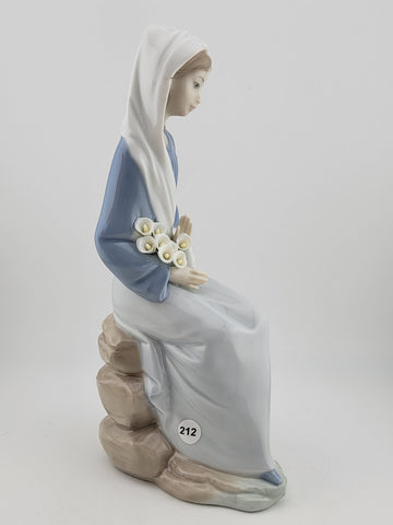 Vintage Lladro Figurine 4972 "GIRL WITH CALLA LILIES SITTING" Retired 1991