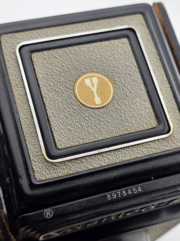 Vintahe Yashica A TLR  Medium Film Camera W case/lens cap. Mint Cond. Looks New.