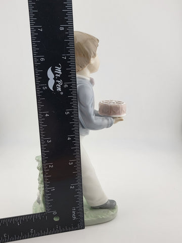 Nao LLADRO: Lladro Boy Holding Cake Porcelain Figurine 1990 Birthday Boy