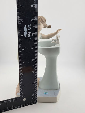 Lladro Clean Up Time Glossy  Girl at Sink # 4838 Porcelain Figurine Retired 7.5"