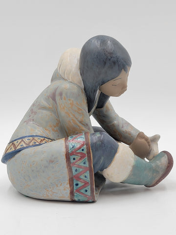 Rare Vintage Retired LLADRO Eskimo Girl With Cold Feet # 2157. New In Box.