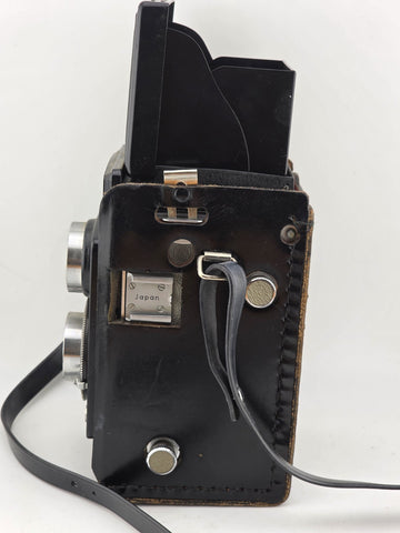Vintahe Yashica A TLR  Medium Film Camera W case/lens cap. Mint Cond. Looks New.