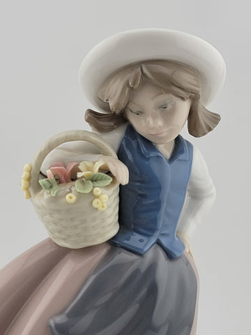 RETIRED LLADRO #5221 "SWEET SCENT" LADY, GIRL, DETAILED FLOWER BASKET FIGURINE !