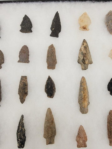 Lot Of 28 Authentic Antique Original Native American Arrowheads In Display Tray.