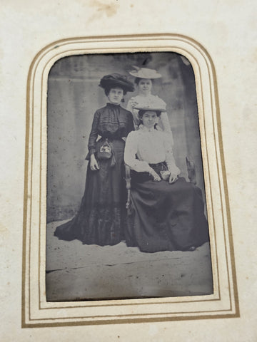 ANTIQUE 19TH C VICTORIAN BROWN CABINET TIN TYPE PHOTO FAMILY ALBUM. ALMOST FULL.
