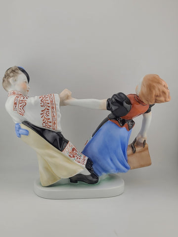 VINTAGE HEREND HUNGARY FOLKLORE CHILDREN DANCING PORCELAIN FIGURINE #5482