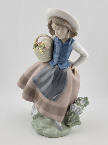 RETIRED LLADRO #5221 "SWEET SCENT" LADY, GIRL, DETAILED FLOWER BASKET FIGURINE !