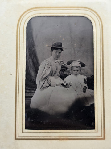 ANTIQUE 19TH C VICTORIAN BROWN CABINET TIN TYPE PHOTO FAMILY ALBUM. ALMOST FULL.