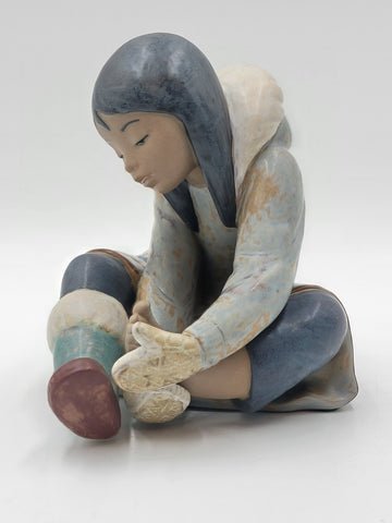 Rare Vintage Retired LLADRO Eskimo Girl With Cold Feet # 2157. New In Box.