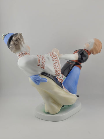 VINTAGE HEREND HUNGARY FOLKLORE CHILDREN DANCING PORCELAIN FIGURINE #5482
