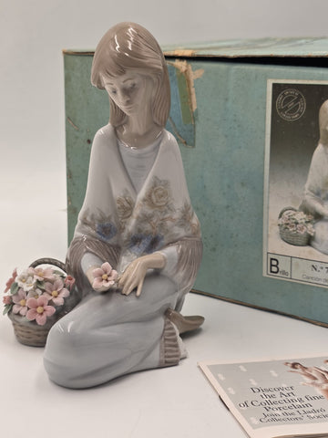 1988 Lladro Flower Song 7607 Figurine Cancion de Primavera Boxed Girl Flowers
