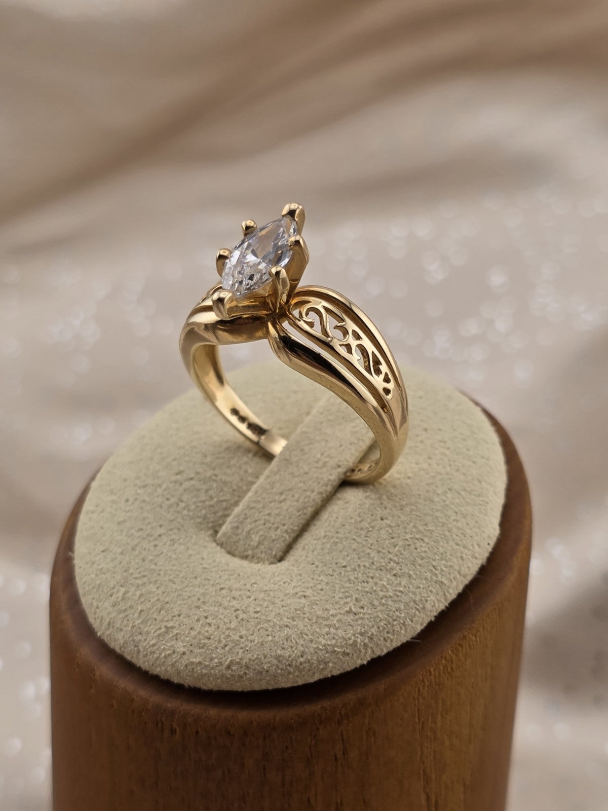 Antique 14K Solid Gold Marquise Ring Filigree Bypass Setting Size 7.5 W Box.