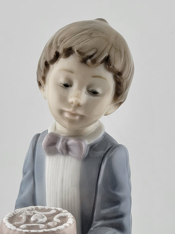 Nao LLADRO: Lladro Boy Holding Cake Porcelain Figurine 1990 Birthday Boy
