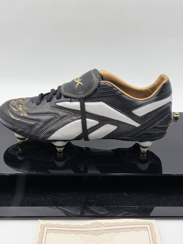 Ryan Giggs Signed Reebok Soccer Cleats w/ COA A1 Memorabilia Display Case
