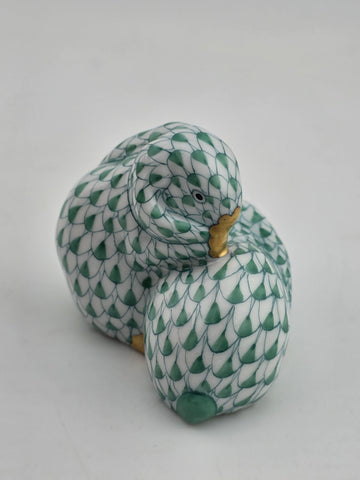 RARE VINTAGE HUNGARY HEREND PAIR SNUGGLING BUNNY RABBITS GREEN FISHNET FIGURINE
