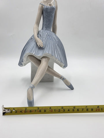 Rare Lladro ballerina  #4559 Retired “ Waiting Backstage” W Original Box.