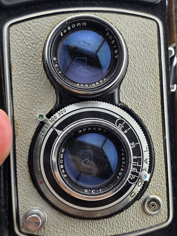 Vintahe Yashica A TLR  Medium Film Camera W case/lens cap. Mint Cond. Looks New.